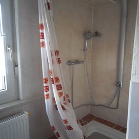 Monteurzimmer: Dusche der Monteurwohnung in Runkel an der Lahn. - Dach-Studio Runkel