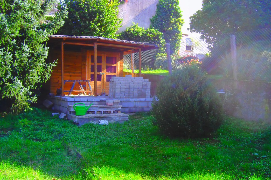 Monteurzimmer: Garten mit Hütte in der Monteurunterkunft in Runkel an der Lahn. - Dach-Studio Runkel