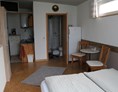 Monteurzimmer: Blick auf Badezimmer u.- Kochnische - Jörgs Gästehaus & Appartment
