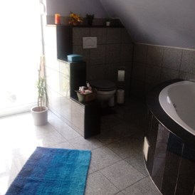 Monteurzimmer: Gemeinschaftsbad mit Dusche und Badewanne - Susanne
