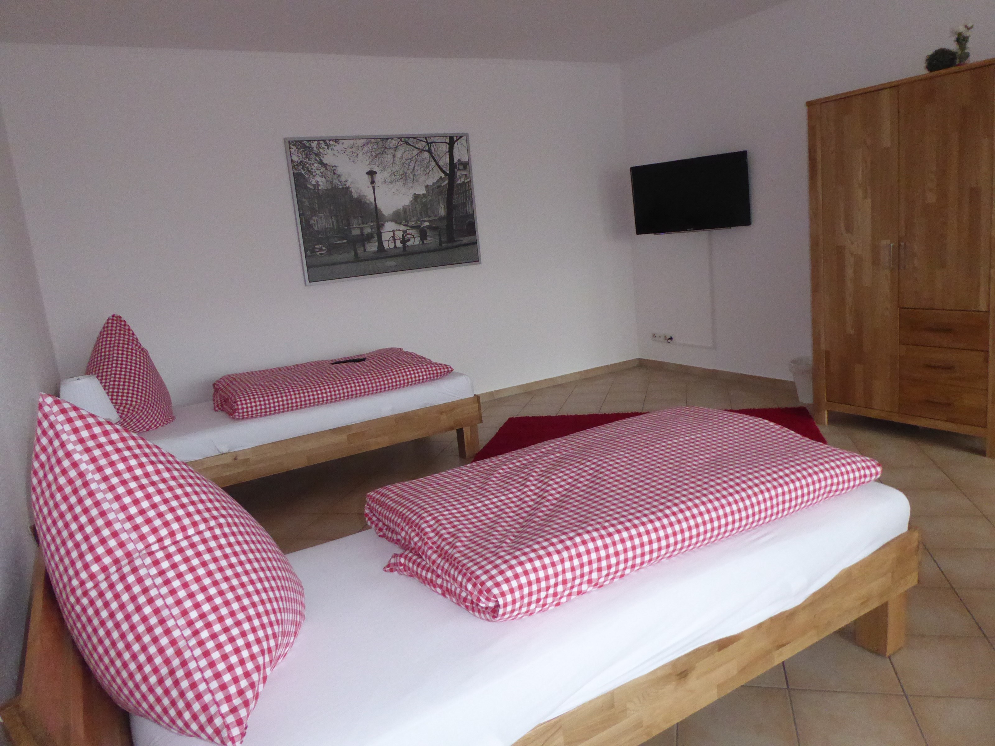 Monteurzimmer: Monteurzimmer mit TV und Kleiderschrank - Monteurzimmer Cloppenburg