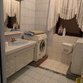 Monteurzimmer: Badezimmer mit Waschmaschine und Trockner - Steinpichl