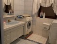 Monteurzimmer: Badezimmer mit Waschmaschine und Trockner - Steinpichl