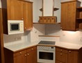 Monteurzimmer: Vollausgestattete Küche mit Geschirr  - Steinpichl