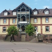 Monteurwohnung: Außenansicht unseres Hauses mit Biergarten. Innenhof liegt hinten links - Ferienwohnung "Wohnglück" im Gasthaus "Zur Krone"