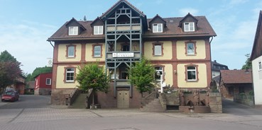 Monteurwohnung - Hessen - Außenansicht unseres Hauses mit Biergarten. Innenhof liegt hinten links - Ferienwohnung "Wohnglück" im Gasthaus "Zur Krone"