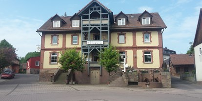 Monteurwohnung - Kühlschrank - Hessen - Außenansicht unseres Hauses mit Biergarten. Innenhof liegt hinten links - Ferienwohnung "Wohnglück" im Gasthaus "Zur Krone"