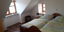 Monteurwohnung - TV - Hessen - 1 von insgesamt 5 Schlafzimmern. Alle ausgestattet mit Holzmöbeln und dazugehörigen Kleiderschränken - Ferienwohnung "Wohnglück" im Gasthaus "Zur Krone"
