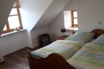 Monteurzimmer: 1 von insgesamt 5 Schlafzimmern. Alle ausgestattet mit Holzmöbeln und dazugehörigen Kleiderschränken - Ferienwohnung "Wohnglück" im Gasthaus "Zur Krone"