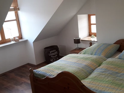 Monteurwohnung - Balkon - Deutschland - 1 von insgesamt 5 Schlafzimmern. Alle ausgestattet mit Holzmöbeln und dazugehörigen Kleiderschränken - Ferienwohnung "Wohnglück" im Gasthaus "Zur Krone"