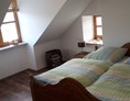 Monteurzimmer: 1 von insgesamt 5 Schlafzimmern. Alle ausgestattet mit Holzmöbeln und dazugehörigen Kleiderschränken - Ferienwohnung "Wohnglück" im Gasthaus "Zur Krone"
