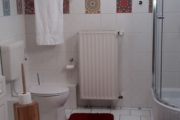Monteurzimmer: Beispiel Bad mit Dusche, WC  , Waschmaschine und 2 Waschbecken - Ferienwohnung "Wohnglück" im Gasthaus "Zur Krone"
