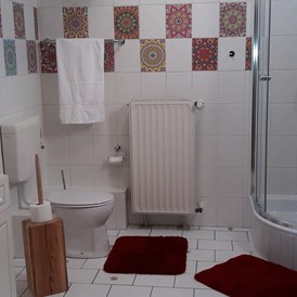 Monteurzimmer: Beispiel Bad mit Dusche, WC  , Waschmaschine und 2 Waschbecken - Ferienwohnung "Wohnglück" im Gasthaus "Zur Krone"