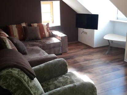 Monteurwohnung - Balkon - Deutschland - TV Lounge 2 - Ferienwohnung "Wohnglück" im Gasthaus "Zur Krone"