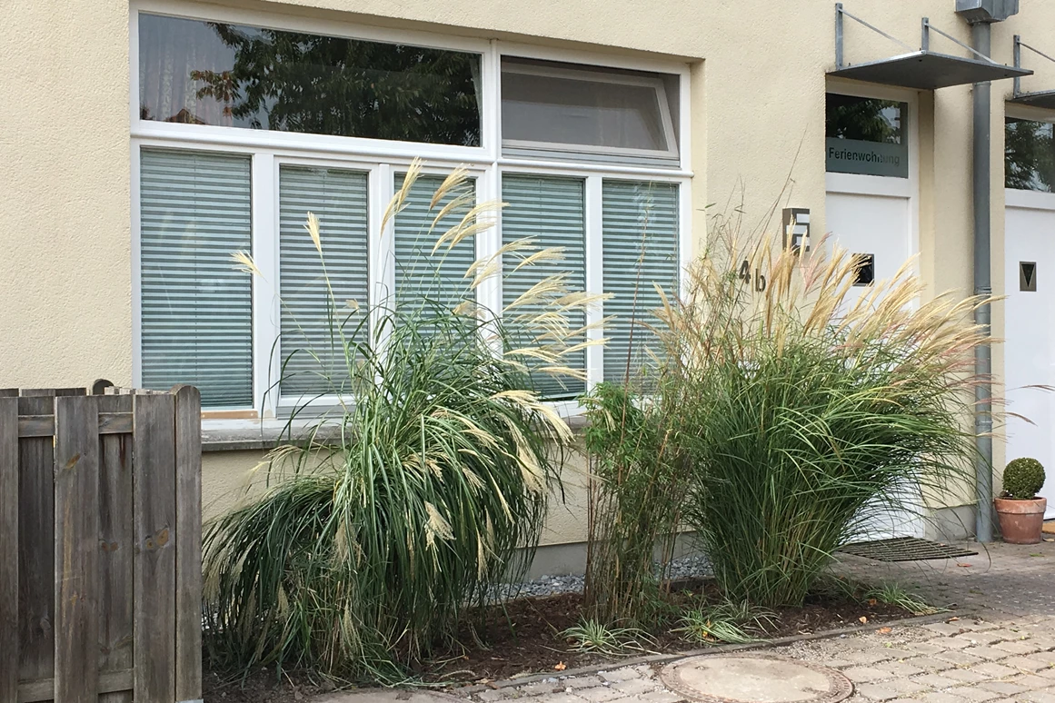 Monteurzimmer: Die größere Wohnung von der Straße aus gesehen. - Ferienwohnungen Stenzel in Laer bei Münster