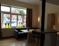 Monteurzimmer: Der großzügige Essbereich mit Küche - Ferienwohnungen Stenzel in Laer bei Münster