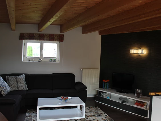 Monteurzimmer: Wohnbereich der größeren Wohnung mit Schlafcouch - Ferienwohnungen Stenzel in Laer bei Münster