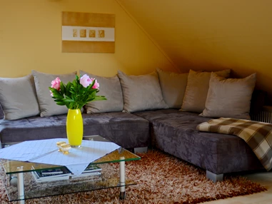 Monteurzimmer: Die Sitzecke mit Schlafsofa - Ferienwohnungen Stenzel in Laer bei Münster