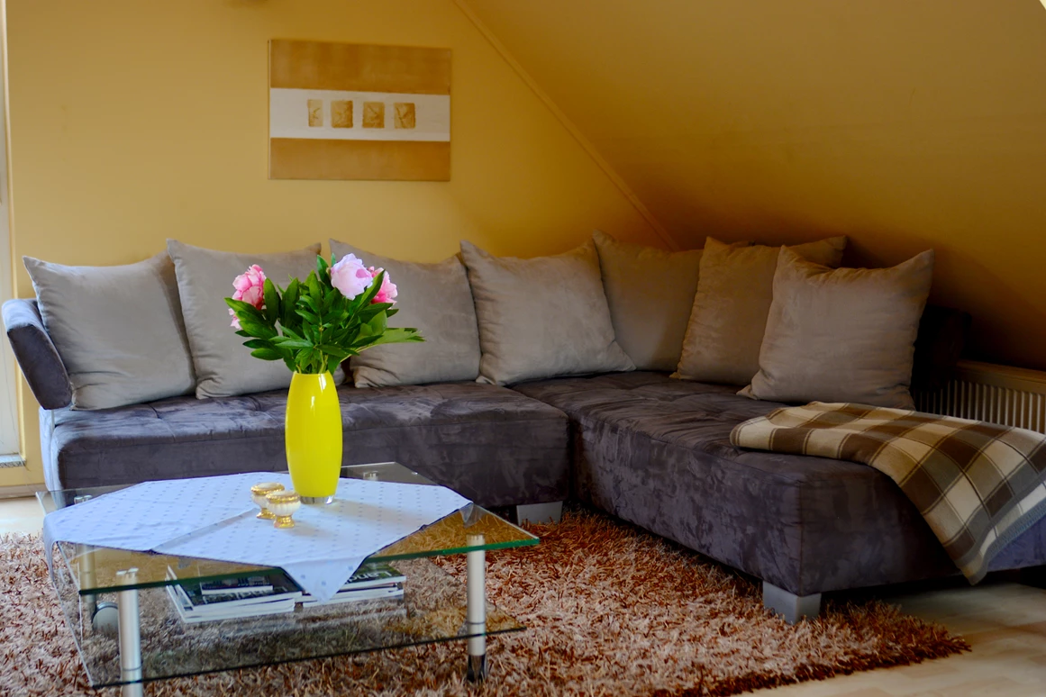 Monteurzimmer: Die Sitzecke mit Schlafsofa - Ferienwohnungen Stenzel in Laer bei Münster