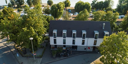 Monteurwohnung - PLZ 78315 (Deutschland) - Das neue RADHOTEL - natürlich nicht nur für Radler + EINKEHR liegt direkt am 4-Sterne Bodensee-Radweg in Markelfingen am Untersee, dem für Insider schönsten Teil des Bodensees. Mit allem ausgestattet, was das Radlerherz begehrt, ist es der ideale Ausgangsort, um die unvergleichliche Bodenseelandschaft und zahlreiche Ausflugsziele an Untersee und Rhein auf zwei Rädern zu erkunden. Doch auch Sommerfrischler und Badenixen, Wandersleut und PilgerInnen, Biker und Auspuffengel, Schlemmer und Schluckspechte und andere Genießer sind in unserem kleinen Paradies willkommen. Arbeitstiere sind auch gerne gesehen und erhalten in der Nachsaison spezielle Firmentarife. - Radhotel am Gleis