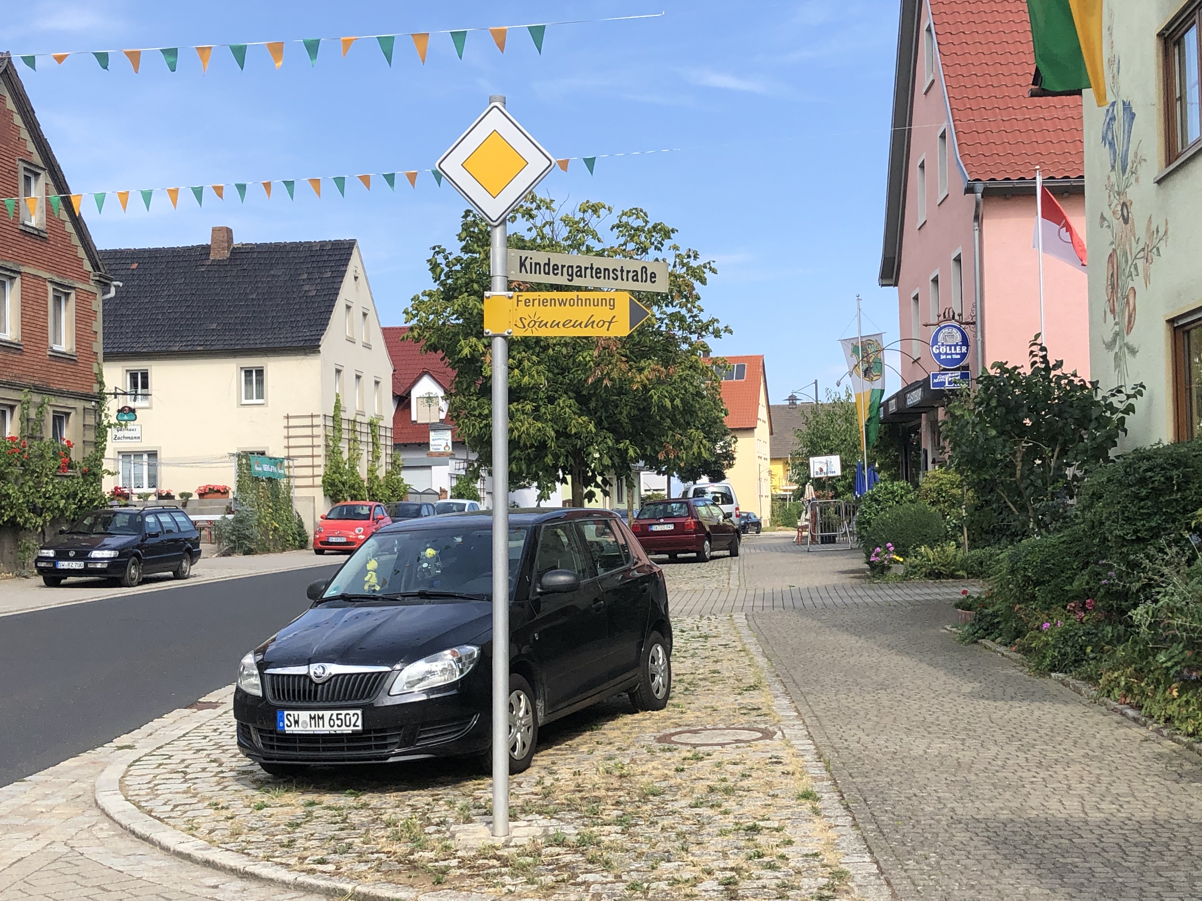 Monteurzimmer: Einfahrt in der Straße  - Dingolshausen/ Gerolzhofen