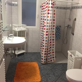 Monteurzimmer: Badezimmer mit Dusche - SZU Amicalis GmbH Monteurwohnungen