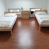 Monteurwohnung: Schlafzimmer mit Einzelbetten für Handwerker - Handwerker Bauarbeiter Monteurzimmer