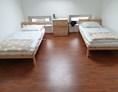 Monteurzimmer: Schlafzimmer mit Einzelbetten für Handwerker - Handwerker Bauarbeiter Monteurzimmer