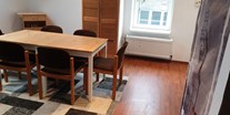 Monteurwohnung - Zimmertyp: Doppelzimmer - Ruhrgebiet - Esstisch und Stühle der Unterkunft für Bauarbeiter - Handwerker Bauarbeiter Monteurzimmer