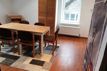 Monteurzimmer: Esstisch und Stühle der Unterkunft für Bauarbeiter - Handwerker Bauarbeiter Monteurzimmer