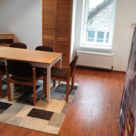 Monteurzimmer: Esstisch und Stühle der Unterkunft für Bauarbeiter - Handwerker Bauarbeiter Monteurzimmer