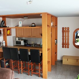 Monteurzimmer: Barhocker und Gemeinschaftsküche - Wohnung 1- 4