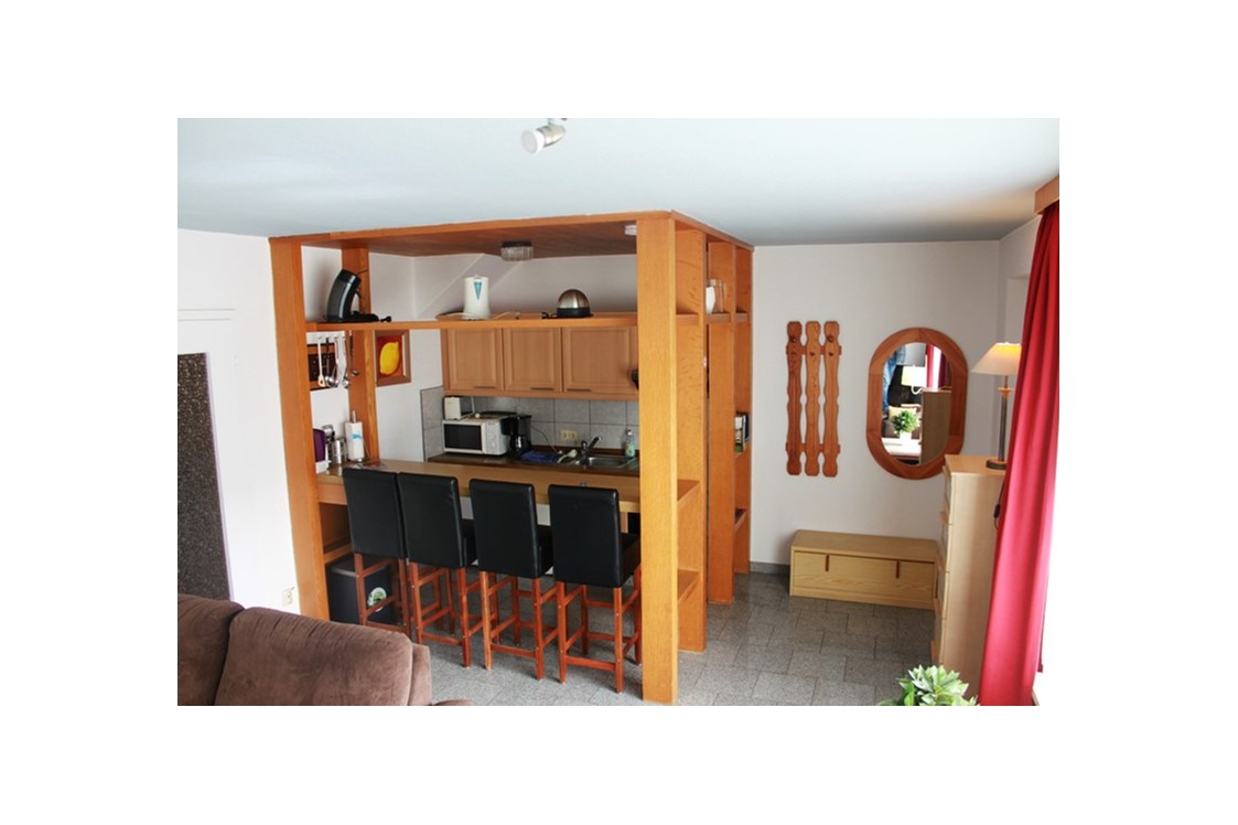 Monteurzimmer: Barhocker und Gemeinschaftsküche - Wohnung 1- 4