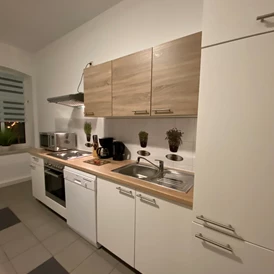 Monteurzimmer: Küche ist komplett ausgestattet mit Kühlschrank, Microwelle, Elektoherd mit Backoffen, Spühlmaschine Toaster, Kaffemaschine Teekocher, Radio, Geschirr und Töpfe - Monteurzimmer Erfurt
