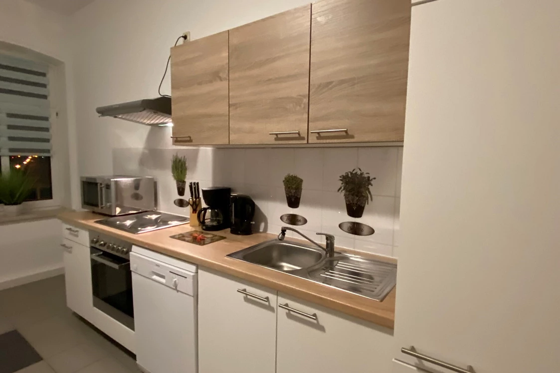 Monteurzimmer: Küche ist komplett ausgestattet mit Kühlschrank, Microwelle, Elektoherd mit Backoffen, Spühlmaschine Toaster, Kaffemaschine Teekocher, Radio, Geschirr und Töpfe - Monteurzimmer Erfurt