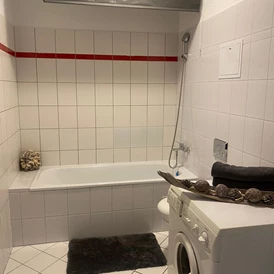 Monteurzimmer: Bad mit Waschmaschine ,Spiegelschrank, Waschbecken und Handtücher - Monteurzimmer Erfurt