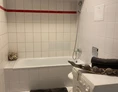 Monteurzimmer: Bad mit Waschmaschine ,Spiegelschrank, Waschbecken und Handtücher - Monteurzimmer Erfurt