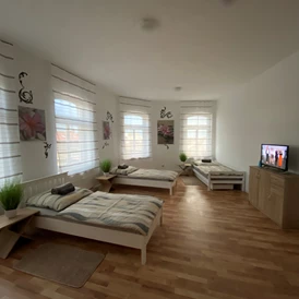 Monteurzimmer: großes Zimmer mit 3 Betten TV, Schränken, Wlan gratis - Monteurzimmer Erfurt