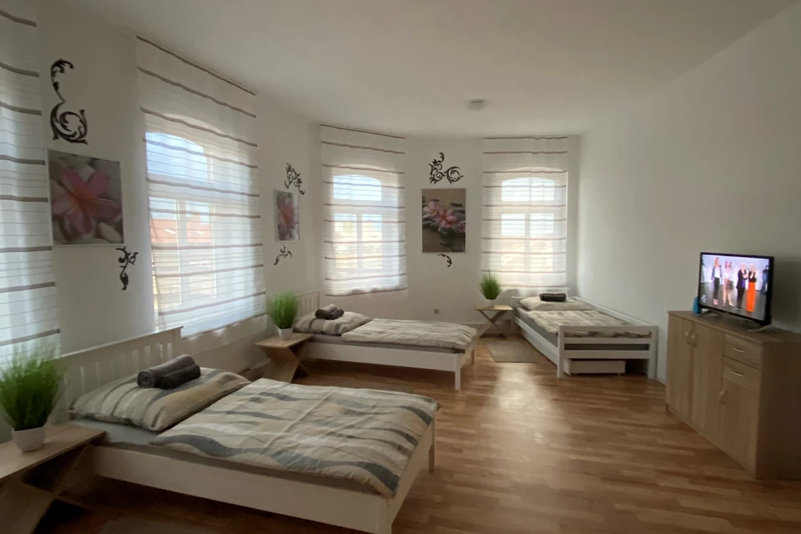 Monteurzimmer: großes Zimmer mit 3 Betten TV, Schränken, Wlan gratis - Monteurzimmer Erfurt