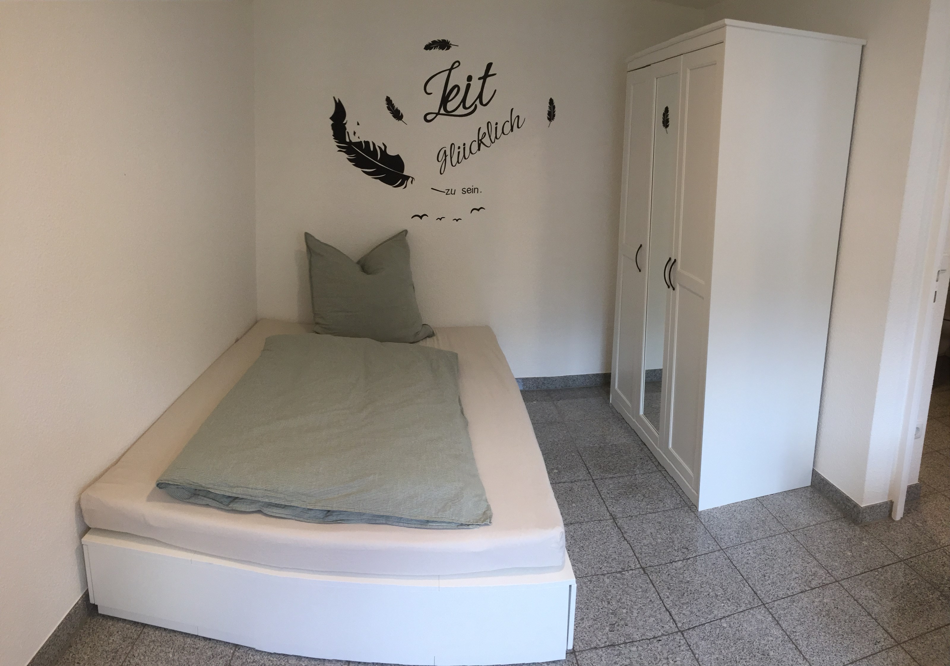 Monteurzimmer: Einzelbett mit Kleiderschrank - Krummenackerstraße