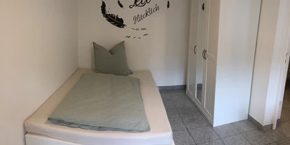 Monteurwohnung - Waschmaschine - Deutschland - Einzelbett mit Kleiderschrank - Krummenackerstraße