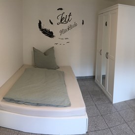Monteurzimmer: Einzelbett mit Kleiderschrank - Krummenackerstraße