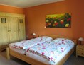 Monteurzimmer: Schlafzimmer mit Doppelbett - TOP-Ferienwohnung für Monteure nähe Kassel (A7)