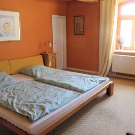 Monteurzimmer: Schlafzimmer Bett 220X220cm - TOP-Ferienwohnung für Monteure nähe Kassel (A7)