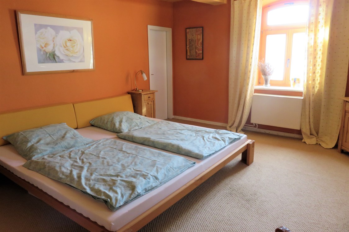 Monteurzimmer: Schlafzimmer Bett 220X220cm - TOP-Ferienwohnung für Monteure nähe Kassel (A7)
