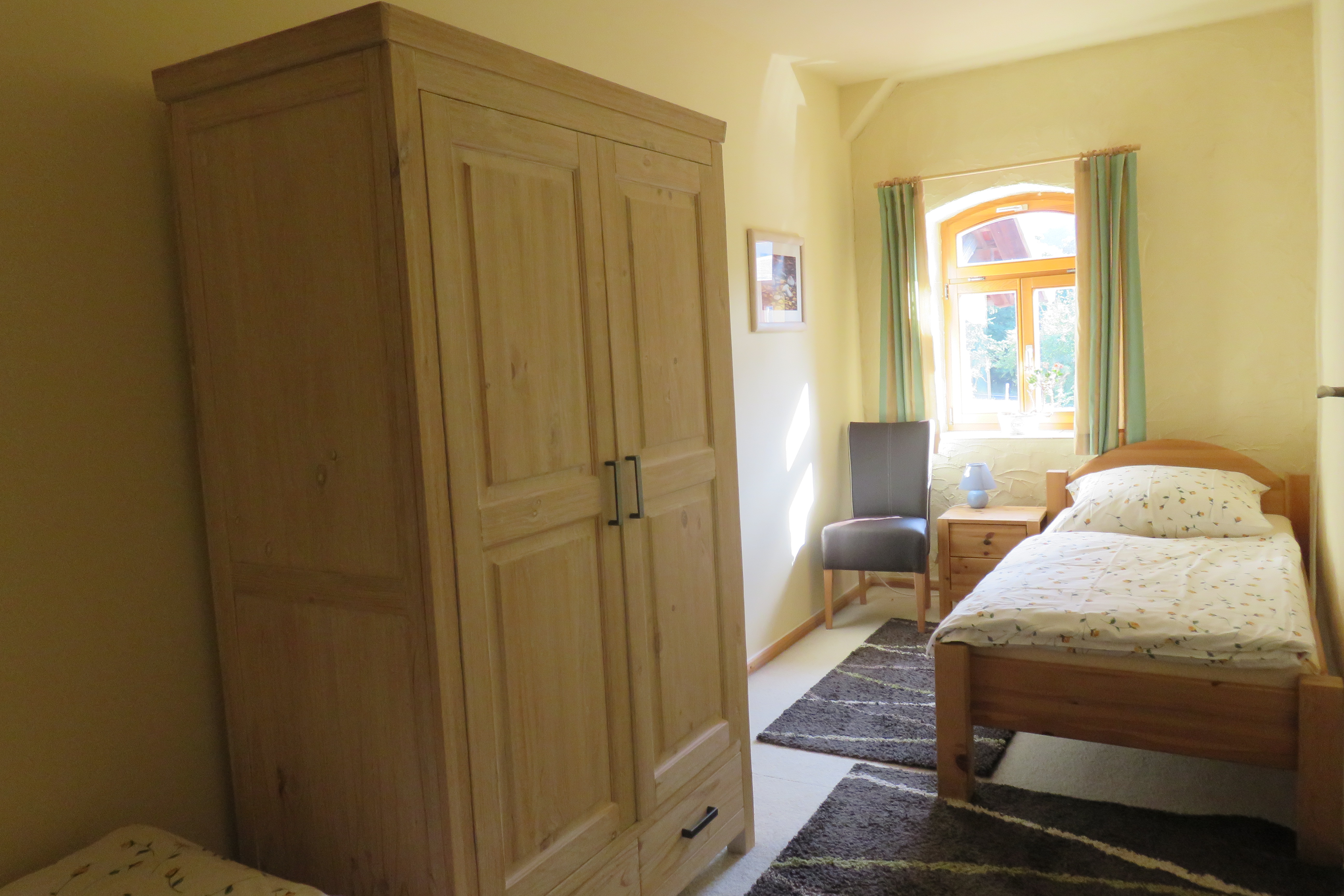Monteurzimmer: Schlafzimmer mit zwei Einzelbetten - TOP-Ferienwohnung für Monteure nähe Kassel (A7)