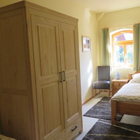 Monteurzimmer: Schlafzimmer mit zwei Einzelbetten - TOP-Ferienwohnung für Monteure nähe Kassel (A7)