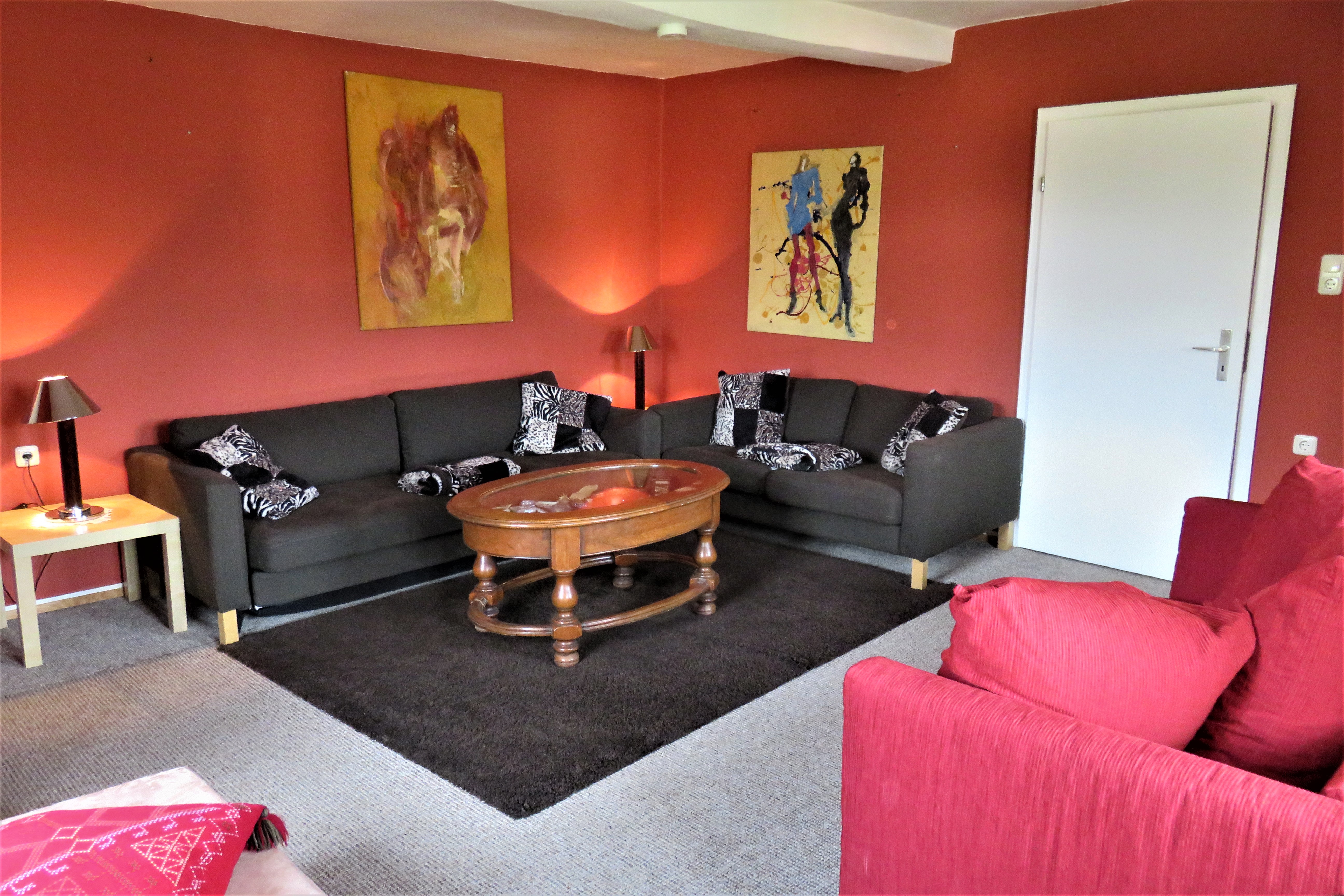 Monteurzimmer: Wohnzimmer mit TV und 2 Schlafsofa - TOP-Ferienwohnung für Monteure nähe Kassel (A7)