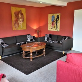Monteurzimmer: Wohnzimmer mit TV und 2 Schlafsofa - TOP-Ferienwohnung für Monteure nähe Kassel (A7)