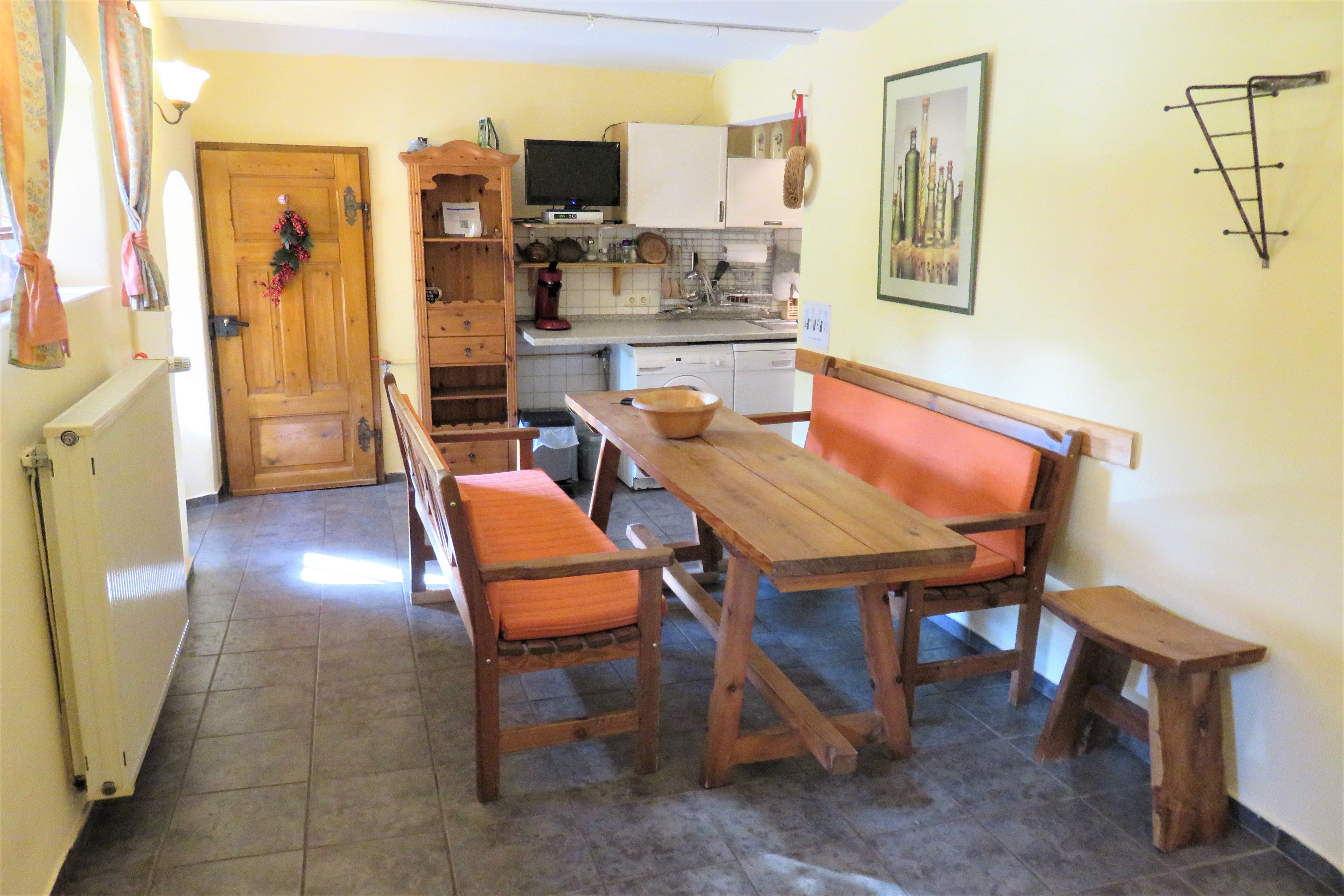 Monteurzimmer: Sitzplatz in Küche, mit TV - TOP-Ferienwohnung für Monteure nähe Kassel (A7)